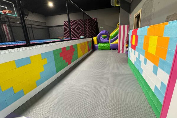 pasillo-ladrillos-bolas-parque-centro-infantil-ocio-funplaypark-vitoria-gasteiz pasillo-ladrillos-bolas-parque-centro-infantil-ocio-funplaypark-vitoria-gasteiz